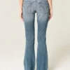 Lavtaljede bootcut-jeans i medium vask med distressed-effekt