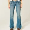 Lavtaljede bootcut-jeans med medium vask og nitter Lavtaljede bootcut-jeans med medium vask og nitter