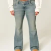 Lavtaljede bootcut-jeans med sommerfuglebroderi i medium vask Lavtaljede bootcut-jeans med sommerfuglebroderi i medium vask
