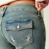 Lavtaljede bootcut-jeans med sommerfuglebroderi i medium vask Lavtaljede bootcut-jeans med sommerfuglebroderi i medium vask