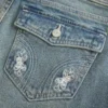 Lavtaljede bootcut-jeans med sommerfuglebroderi i medium vask Lavtaljede bootcut-jeans med sommerfuglebroderi i medium vask