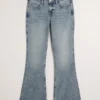 Lavtaljede jeans med medium vask og udvidede ben Lavtaljede jeans med medium vask og udvidede ben