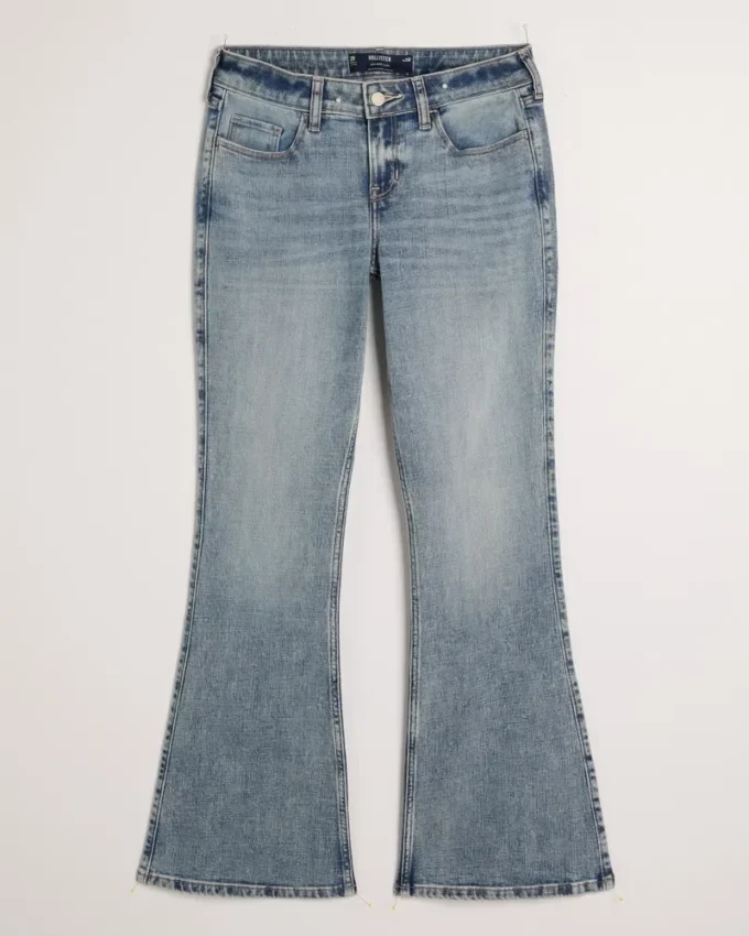 Lavtaljede jeans med medium vask og udvidede ben Lavtaljede jeans med medium vask og udvidede ben