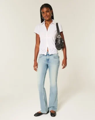 Lavtaljede jeans med mellemvask og broderet sommerfugl i bootcut-pasform