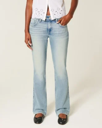 Lavtaljede jeans med mellemvask og broderet sommerfugl i bootcut-pasform