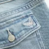 Lavtaljede jeans med mellemvask og broderet sommerfugl i bootcut-pasform Lavtaljede jeans med mellemvask og broderet sommerfugl i bootcut-pasform