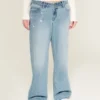 Lavtaljede, lysvaskede baggy jeans med kædebroderi Lavtaljede, lysvaskede baggy jeans med kædebroderi