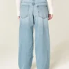 Lavtaljede, lysvaskede baggy jeans med kædebroderi Lavtaljede, lysvaskede baggy jeans med kædebroderi