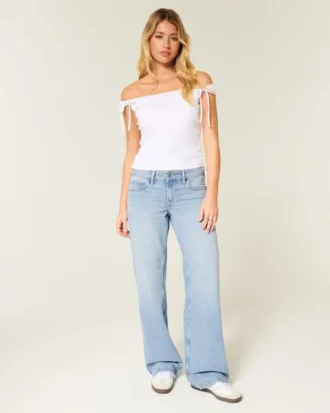 Lavtaljede, lysvaskede baggy jeans med nitter og sløjfer