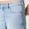 Lavtaljede, lysvaskede baggy jeans med nitter og sløjfer Lavtaljede, lysvaskede baggy jeans med nitter og sløjfer