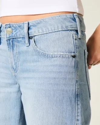Lavtaljede, lysvaskede baggy jeans med nitter og sløjfer