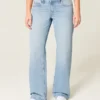 Lavtaljede, lysvaskede baggy jeans med nitter og sløjfer Lavtaljede, lysvaskede baggy jeans med nitter og sløjfer