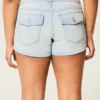 Lavtaljede, lysvaskede denimshorts Lavtaljede, lysvaskede denimshorts