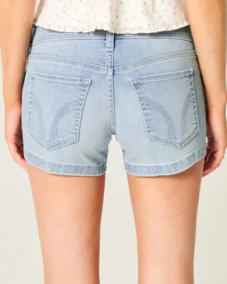 Lavtaljede, lysvaskede denimshorts