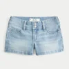 Lavtaljede, lysvaskede denimshorts Lavtaljede, lysvaskede denimshorts