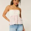 Lavtaljede, lysvaskede denimshorts med blomsterbroderi Lavtaljede, lysvaskede denimshorts med blomsterbroderi