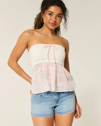 Lavtaljede, lysvaskede denimshorts med blomsterbroderi