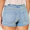 Lavtaljede, lysvaskede denimshorts med blomsterbroderi Lavtaljede, lysvaskede denimshorts med blomsterbroderi
