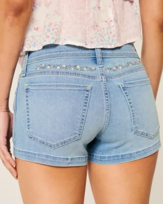 Lavtaljede, lysvaskede denimshorts med blomsterbroderi