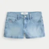 Lavtaljede, lysvaskede denimshorts med blomsterbroderi Lavtaljede, lysvaskede denimshorts med blomsterbroderi