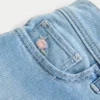 Lavtaljede, lysvaskede denimshorts med blomsterbroderi Lavtaljede, lysvaskede denimshorts med blomsterbroderi