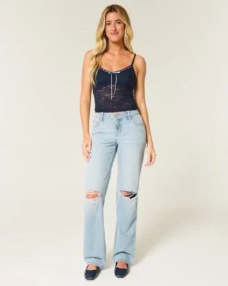 Lavtaljede, lysvaskede, løse jeans med rips
