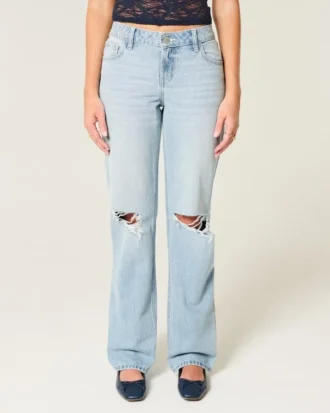 Lavtaljede, lysvaskede, løse jeans med rips