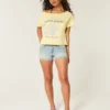 Lavtaljede, lysvaskede shorts i denim med blomsterlommer Lavtaljede, lysvaskede shorts i denim med blomsterlommer