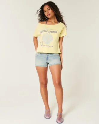 Lavtaljede, lysvaskede shorts i denim med blomsterlommer