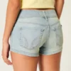 Lavtaljede, lysvaskede shorts i denim med blomsterlommer Lavtaljede, lysvaskede shorts i denim med blomsterlommer