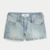 Lavtaljede, lysvaskede shorts i denim med blomsterlommer Lavtaljede, lysvaskede shorts i denim med blomsterlommer
