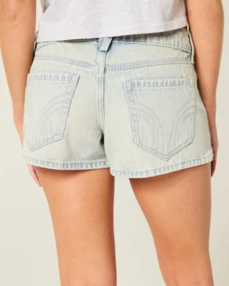 Lavtaljede mini-shorts i lys vask