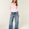 Lavtaljede, mørkvaskede baggy jeans med blomsterbroderi Lavtaljede, mørkvaskede baggy jeans med blomsterbroderi