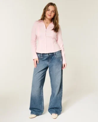 Lavtaljede, mørkvaskede baggy jeans med blomsterbroderi
