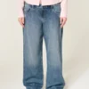 Lavtaljede, mørkvaskede baggy jeans med blomsterbroderi Lavtaljede, mørkvaskede baggy jeans med blomsterbroderi