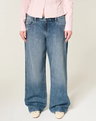 Lavtaljede, mørkvaskede baggy jeans med blomsterbroderi