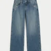 Lavtaljede, mørkvaskede baggy jeans med blomsterbroderi Lavtaljede, mørkvaskede baggy jeans med blomsterbroderi