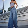 Lavtaljede, mørkvaskede baggy jeans med broderi fra ’26 Lavtaljede, mørkvaskede baggy jeans med broderi fra ’26