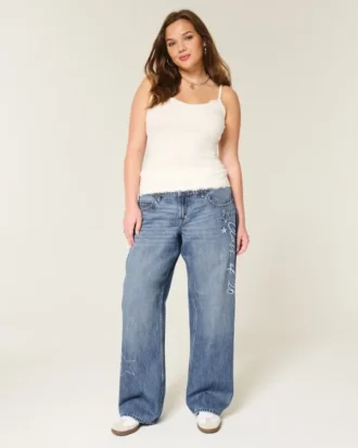 Lavtaljede, mørkvaskede baggy jeans med broderi fra ’26