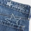 Lavtaljede, mørkvaskede baggy jeans med broderi fra ’26 Lavtaljede, mørkvaskede baggy jeans med broderi fra ’26