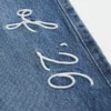 Lavtaljede, mørkvaskede baggy jeans med broderi fra ’26 Lavtaljede, mørkvaskede baggy jeans med broderi fra ’26