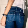 Lavtaljede mørkvaskede bootcut-jeans Lavtaljede mørkvaskede bootcut-jeans