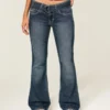 Lavtaljede mørkvaskede bootcut-jeans med bælte Lavtaljede mørkvaskede bootcut-jeans med bælte