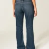 Lavtaljede mørkvaskede bootcut-jeans med bælte Lavtaljede mørkvaskede bootcut-jeans med bælte