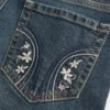 Lavtaljede, mørkvaskede bootcut-jeans med broderi Lavtaljede, mørkvaskede bootcut-jeans med broderi