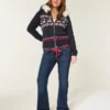 Lavtaljede, mørkvaskede bootcut-jeans med rød snøre i taljen Lavtaljede, mørkvaskede bootcut-jeans med rød snøre i taljen