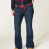 Lavtaljede, mørkvaskede bootcut-jeans med rød snøre i taljen Lavtaljede, mørkvaskede bootcut-jeans med rød snøre i taljen
