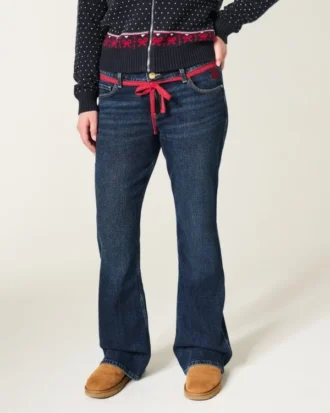 Lavtaljede, mørkvaskede bootcut-jeans med rød snøre i taljen