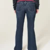 Lavtaljede, mørkvaskede bootcut-jeans med rød snøre i taljen Lavtaljede, mørkvaskede bootcut-jeans med rød snøre i taljen