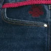 Lavtaljede, mørkvaskede bootcut-jeans med rød snøre i taljen Lavtaljede, mørkvaskede bootcut-jeans med rød snøre i taljen